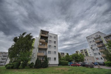 KOLOBRZEG, Batı Pomeranya - POLAND - 27 Mayıs 2025: Konut arazisindeki büyük panellerden oluşan çok aile binaları