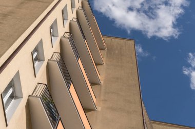 Şehirdeki MİKTİK - Bir konut arazisindeki büyük panellerden oluşan çok aile binası