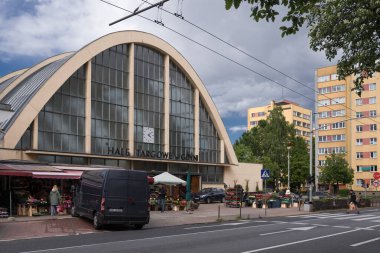 GDYNIA, POMERAN REJON - POLAND - 23 Mayıs 2025: HALE TARGOWE W GDYNI 'nin tarihi modernist binası (MARKET HALLS in GDYNIA)