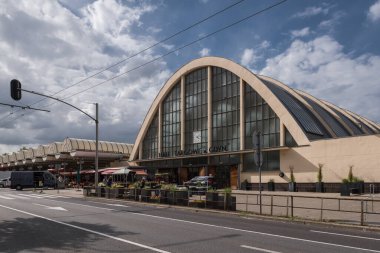 GDYNIA, POMERAN REJON - POLAND - 23 Mayıs 2025: HALE TARGOWE W GDYNI 'nin tarihi modernist binası (MARKET HALLS in GDYNIA)