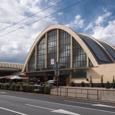 GDYNIA, POMERAN REJON - POLAND - 23 Mayıs 2025: HALE TARGOWE W GDYNI 'nin tarihi modernist binası (MARKET HALLS in GDYNIA)