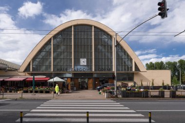 GDYNIA, POMERAN REJON - POLAND - 23 Mayıs 2025: HALE TARGOWE W GDYNI 'nin tarihi modernist binası (MARKET HALLS in GDYNIA)