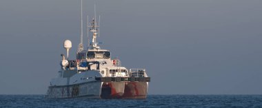 SUÇLU, BATI POLAND - 20 HAZİRAN 2025 Offshore römorkör / erzak gemisi limana gidiyor.