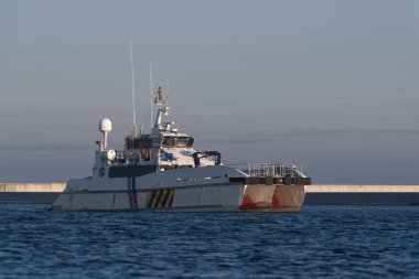 SUÇLU, BATI POLAND - 20 HAZİRAN 2025 Offshore römorkör / erzak gemisi limana gidiyor.