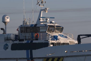 SUÇLU, BATI POLAND - 20 HAZİRAN 2025 Offshore römorkör / erzak gemisi limana gidiyor.