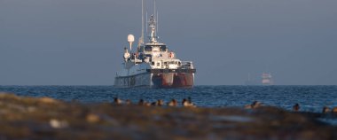 SUÇLU, BATI POLAND - 20 HAZİRAN 2025 Offshore römorkör / erzak gemisi limana gidiyor.