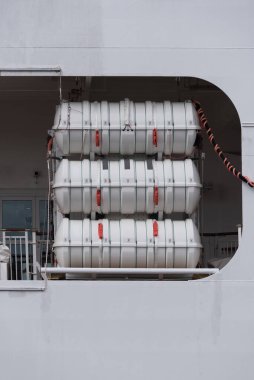 LIFE RAFTS - Yolcu gemisinde bir kurtarma güvertesi