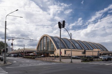 GDYNIA, POMERAN REJON - POLAND - 23 Mayıs 2025: HALE TARGOWE W GDYNI 'nin tarihi modernist binası (MARKET HALLS in GDYNIA)
