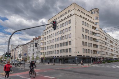 GDYNIA, POLAND REJON - 23 Mayıs 2025: Ulusal Ekonomi Bankası Emeklilik Fonu 'nun (BGK) şehir modernizmi için ikonik yapı ve sokak yaşamı