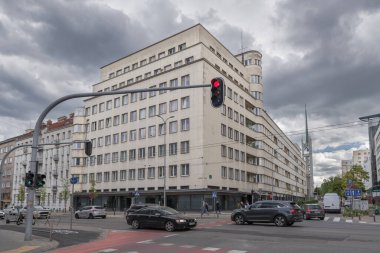 GDYNIA, POLAND REJON - 23 Mayıs 2025: Ulusal Ekonomi Bankası Emeklilik Fonu 'nun (BGK) şehir modernizmi için ikonik yapı ve sokak yaşamı