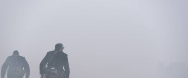 BİRLİKLERİNDE ALMANLAR - 2. Dünya Savaşı askerleri dumanın içinde koşuyor