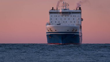 MARITIME TRANSORT - Yolcu / Ro-Ro Kargo gemisi gün batımında denize açılacak