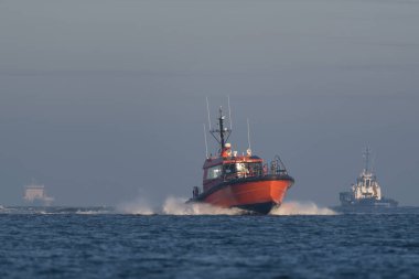 MARITIME TRANSORT - Denizde yelken açan bir pilot tekne