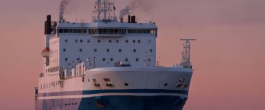 MARITIME TRANSORT - Yolcu / Ro-Ro Kargo gemisi gün batımında denize açılacak