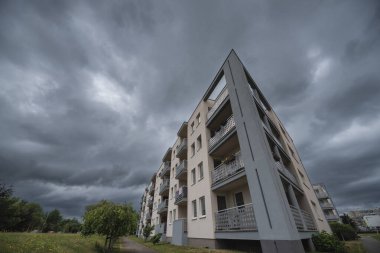 Yagmurlu Hava - Şehrin üzerinde dramatik yağmur bulutları