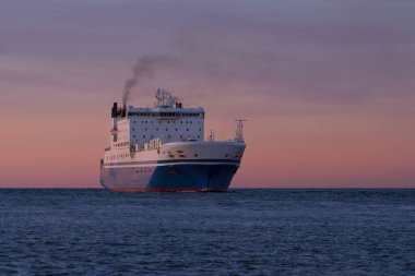 MARITIME TRANSORT - Yolcu / Ro-Ro Kargo gemisi gün batımında denize açılacak