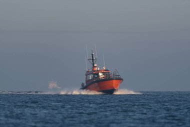 MARITIME TRANSORT - Denizde yelken açan bir pilot tekne