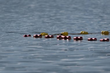 Göl kenarında dinlenme - Yüzme alanında güvenli şamandıra çizgileri