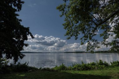 SUMERTIME - Mavi gökyüzüne karşı kümülüs bulutları ile güzel göl manzarası