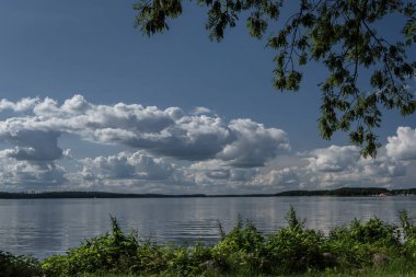SUMERTIME - Mavi gökyüzüne karşı kümülüs bulutları ile güzel göl manzarası