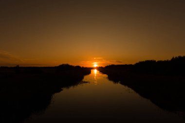Günbatımı - Nehir kenarında güzel ve romantik bir akşam
