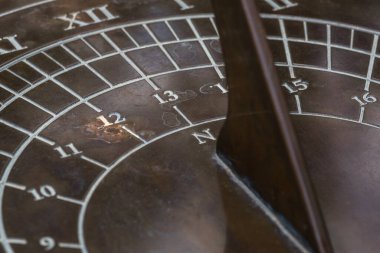 SUNDIAL - Üçgen bıçaklı yatay bir halka