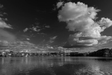 CZAPLIENK ŞEHRİ 'nde YAZ - Mavi gökyüzüne karşı kümülüs bulutları olan güzel göl manzarası