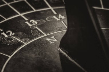 SUNDIAL - Üçgen bıçaklı yatay bir halka