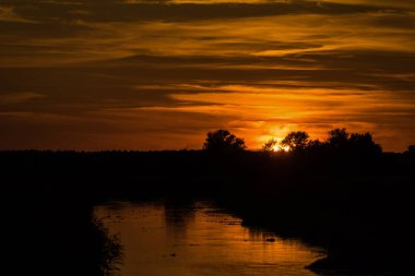 Günbatımı - Kırsalda güzel ve romantik bir akşam