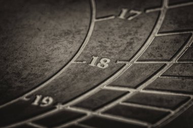 SUNDIAL - Üçgen bıçaklı yatay bir halka