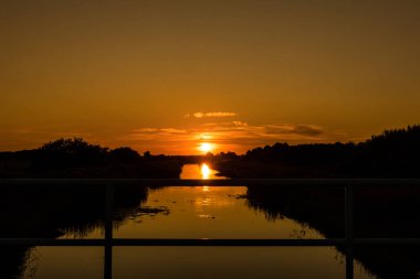 Günbatımı - Nehir kenarında güzel ve romantik bir akşam