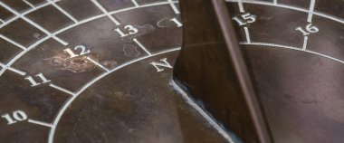 SUNDIAL - Üçgen bıçaklı yatay bir halka