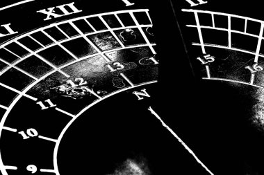 SUNDIAL - Üçgen bıçaklı yatay bir halka