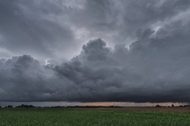 Hava Durumu - Yeşil alanlar üzerinde dramatik yağmur bulutları 