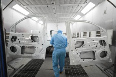 Standart oto tamirhanesi kazadan sonra arabayı tamir ediyor ve boyuyor..