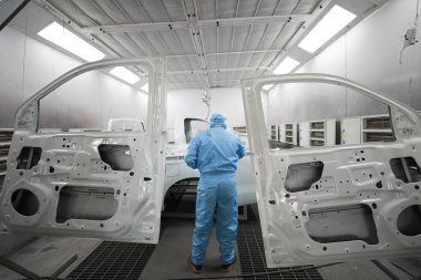 Standart oto tamirhanesi kazadan sonra arabayı tamir ediyor ve boyuyor..