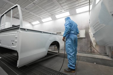 Standart oto tamirhanesi kazadan sonra arabayı tamir ediyor ve boyuyor..