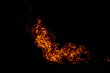 Benzinden yanan şenlik ateşi enerjisi izole edilmiş siyah bir zeminde izole edilmiş..