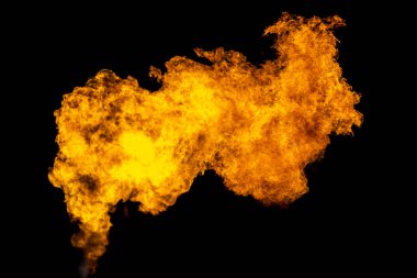 Benzinden yanan şenlik ateşi enerjisi izole edilmiş siyah bir zeminde izole edilmiş..