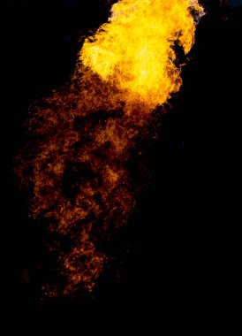 Benzinden yanan şenlik ateşi enerjisi izole edilmiş siyah bir zeminde izole edilmiş..