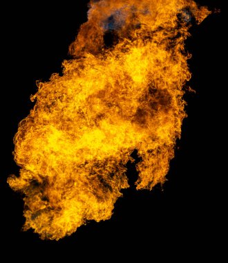 Benzinden yanan şenlik ateşi enerjisi izole edilmiş siyah bir zeminde izole edilmiş..