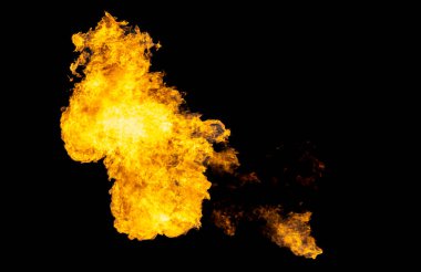 Benzinden yanan şenlik ateşi enerjisi izole edilmiş siyah bir zeminde izole edilmiş..