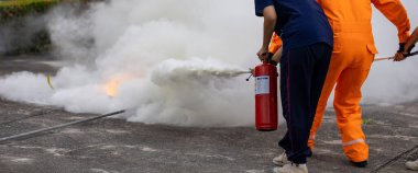 Yangın durumunda kullanılacak temel yangın söndürme ve acil durum prosedürleri uygulaması.