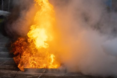 Yangın durumunda kullanılacak temel yangın söndürme ve acil durum prosedürleri uygulaması.