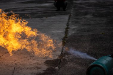 Yangın durumunda kullanılacak temel yangın söndürme ve acil durum prosedürleri uygulaması.