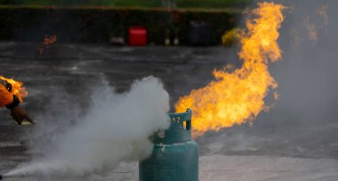 Yangın durumunda kullanılacak temel yangın söndürme ve acil durum prosedürleri uygulaması.