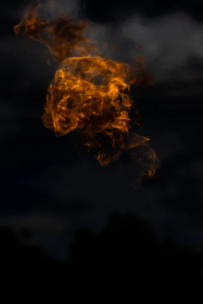 黒い隔離された背景に隔離されたガスから燃焼するたき火のエネルギー 美しい — ストック写真