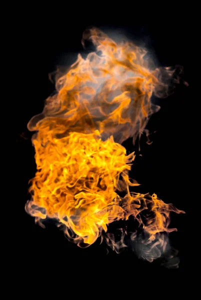 在隔离的黑色背景下从气体中燃烧的篝火能量 — 图库照片