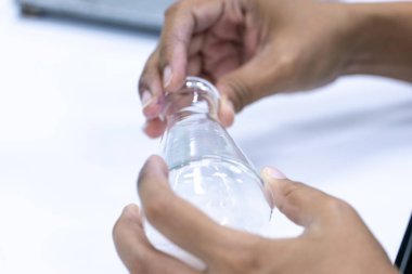 Kimya laboratuvarında elektroplazma deneyi.