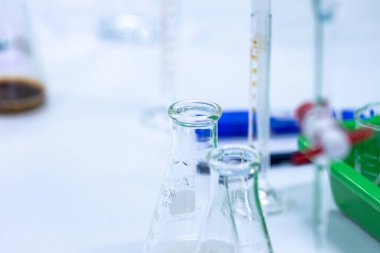 Kimya laboratuvarında elektroplazma deneyi.